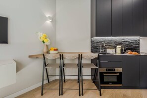 Kylskåp, mikrovågsugn, ugn och spishäll