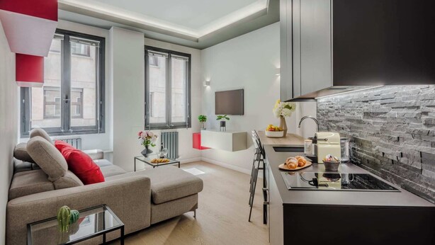 Un appartement moderne comprenant un salon, une cuisine et un coin repas.