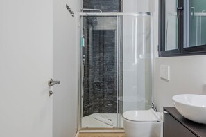 Douche, sèche-cheveux, serviettes fournies