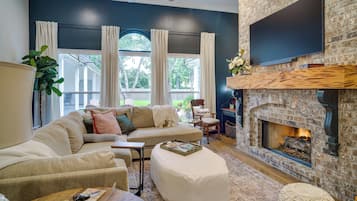TV, fireplace, DVD player, books