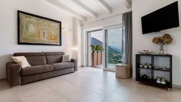 Een televisie en een tafeltennistafel