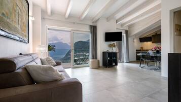 Een televisie en een tafeltennistafel