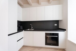 Frigorifero, forno, piano cottura, lavastoviglie