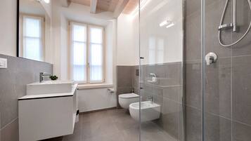 Ducha, secador de pelo, toallas