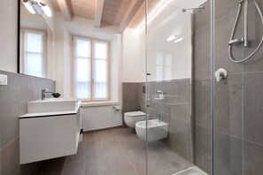 Regadera, secadora de cabello, toallas 