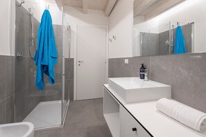 Shower, hair dryer, towels - Apartment 'Flat 5' with Lake View, Wi-Fi and Air Conditioning (Salò)