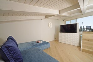 TV - Apartment 'Flat 6' with Lake View, Wi-Fi,  Air Conditioning with private jacuzzi (Salò)