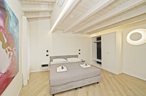 3 bedrooms, iron/ironing board, free WiFi, bed sheets - Apartment 'Flat 6' with Lake View, Wi-Fi,  Air Conditioning with private jacuzzi (Salò)