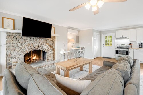Mountain Retreat, Balcony, Grill, and 5 Minutes to Downtown!