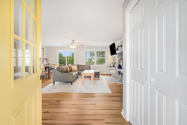 Een televisie en een open haard