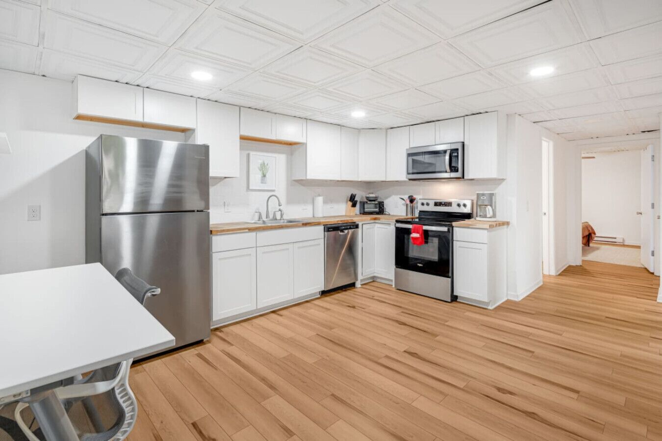 Kjøleskap, mikrobølgeovn, ovn og kokeplater