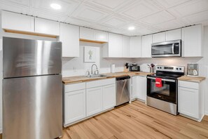Geladeira, micro-ondas, fogão, cooktop