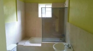 Bathroom - Pinevalley Studio 7B (Hatfield)