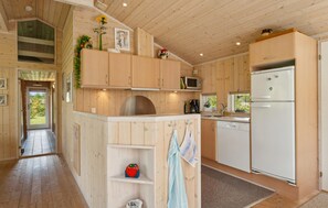 Stovetop, dishwasher, coffee/tea maker - Stunning home in Glesborg with sauna (Glesborg)