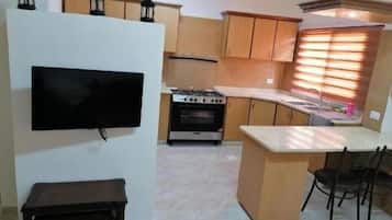 Suite, Balcony, Garden View | Private kitchen