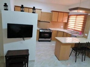 Suite, Balcony, Garden View | Private kitchen
