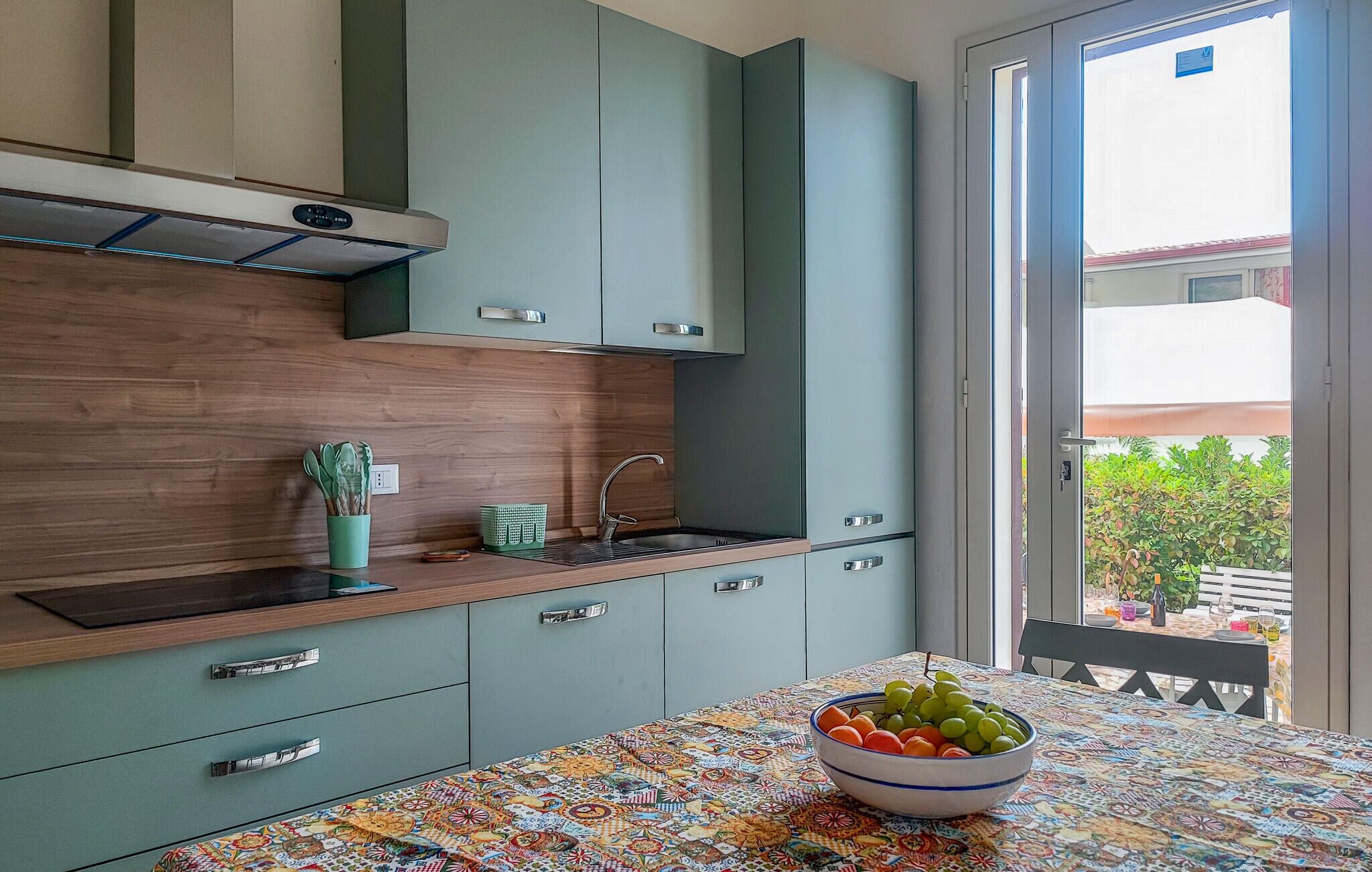 Een koelkast, een oven, een kookplaat, een vaatwasser