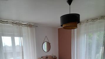 2 makuuhuonetta, työpöytä, silitysrauta/-lauta, vauvan matkasänky