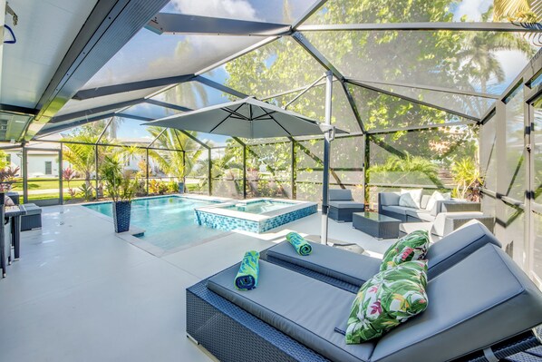 Una piscina al aire libre, una piscina climatizada