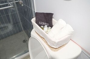 Dusj, håndklær, såpe og sjampo