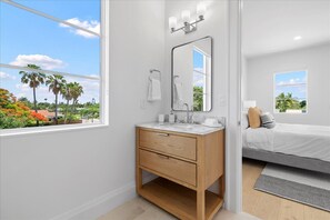 4 bedrooms, desk, iron/ironing board, free WiFi