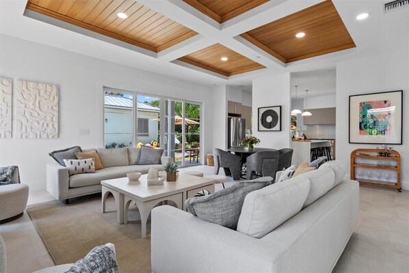 Smart TV, books - 4BR/7BA Lux Pool with Guest House-5 min from Beach (Lake Worth Beach)