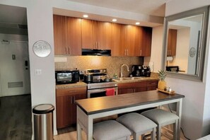 Fridge, microwave, oven, stovetop - King Bed Luxury Beach Studio Heart of Waikiki (Honolulu)