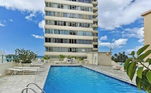 Pool - King Bed Luxury Beach Studio Heart of Waikiki (Honolulu)