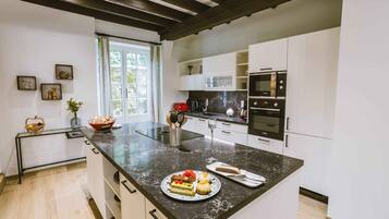 Een koelkast, een microgolfoven, een oven, een kookplaat