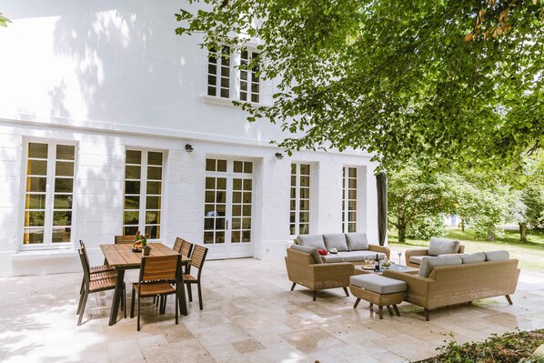 Outdoor dining - Domaine de Pérenard, a 63 acre estate with a 230m²newly renovated holiday villa. (Bergerac)