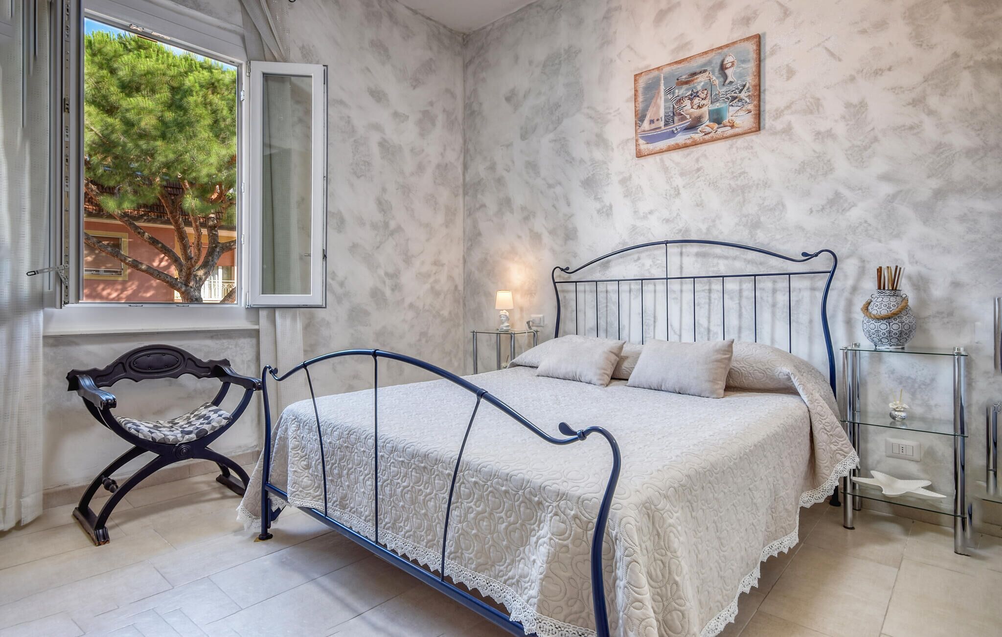 1 chambre, fer et planche à repasser, lit de bébé portatif