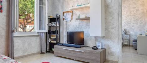 1 bedroom, iron/ironing board, travel cot, free WiFi