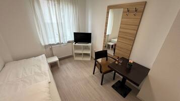 6 bedrooms, bed sheets