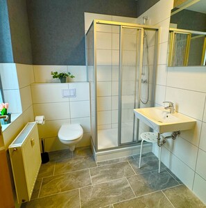 Dusche, Handtücher, Toilettenpapier