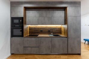 Frigorifero, microonde, forno, piano cottura