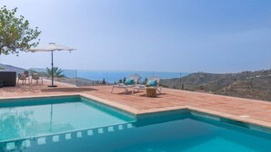 A swimming pool with a clear view of the ocean and hills in the background. - Finca Mojito Cómpeta by Ruralidays (Málaga)
