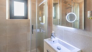 Shower, hair dryer, towels - Finca Mojito Cómpeta by Ruralidays (Málaga)