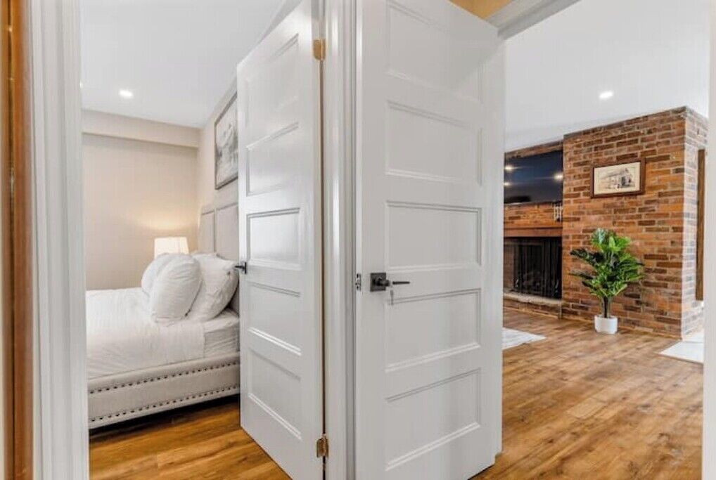 4 bedrooms, iron/ironing board, free WiFi, bed sheets