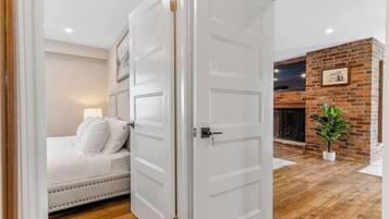 4 bedrooms, iron/ironing board, free WiFi, bed sheets