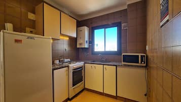 Refrigerador, microondas, utensilios de cocina