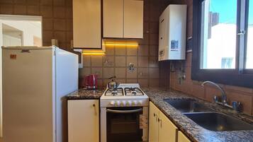 Réfrigérateur, micro-ondes, batterie de cuisine, vaisselle et ustensiles