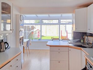 Oppvaskmaskin og høy barnestol