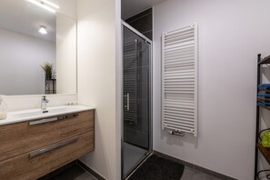 Suihku, hiustenkuivaaja, pyyhkeet