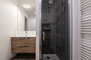 Shower, hair dryer, towels