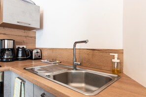 Køleskab, mikrobølgeovn, ovn, kogeplade