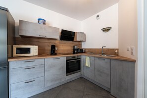 Kühlschrank, Mikrowelle, Ofen, Herdplatte