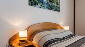 2 bedrooms, iron/ironing board, WiFi (free), bed sheets