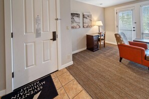 Interior - Top floor corner unit at beautiful Seventh Mountain Resort! (Bend)