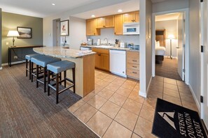 1 bedroom, iron/ironing board, WiFi, bed sheets - Top floor corner unit at beautiful Seventh Mountain Resort! (Bend)