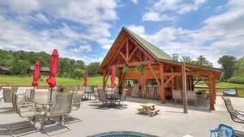 House, Multiple Beds (Majestic View #412) | Outdoor dining